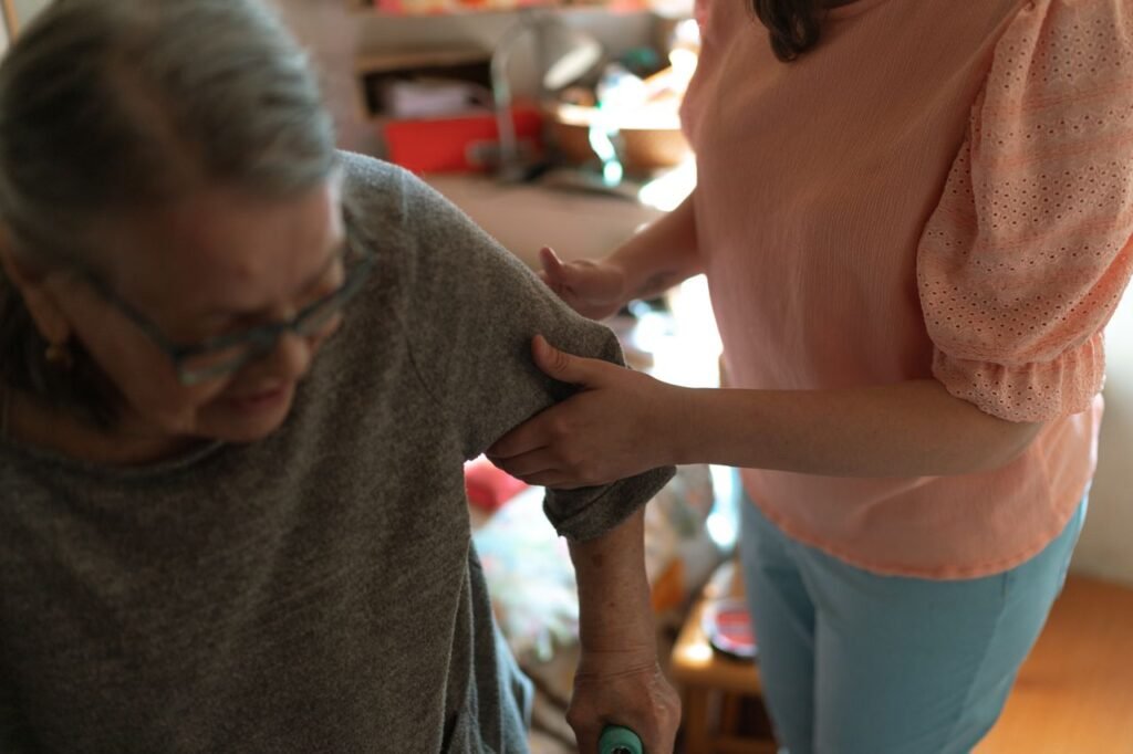 Servicio de cuidado y asistencia personalizada para adultos mayores a domicilio